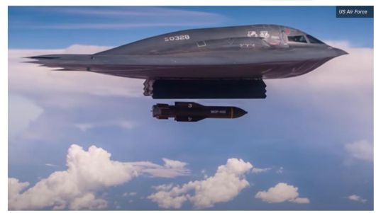 미 공군의 B-2 ‘스피릿’ 스텔스 전략폭격기가 2019년 벙커 버스터 폭탄인 GBU-57을 투하하는 모습.  미군 제공