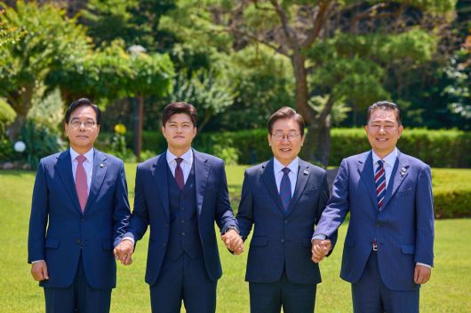 이재명 대통령이 22일 서울 한남동 관저에서 여야 지도부와 오찬에 앞서 기념촬영하고 있다. 왼쪽부터 국민의힘 송언석 원내대표, 김용태 비상대책위원장, 이 대통령, 김병기 더불어민주당 당대표 직무대행 겸 원내대표. 대통령실 제공 2025.06.22