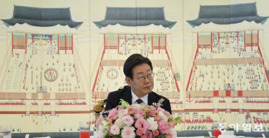 이재명 대통령이 22일 서울 한남동 관저에서 여야 지도부와 오찬 회동을 하고 있다. 2025.6.22.송은석 기자 silverstone@donga.com