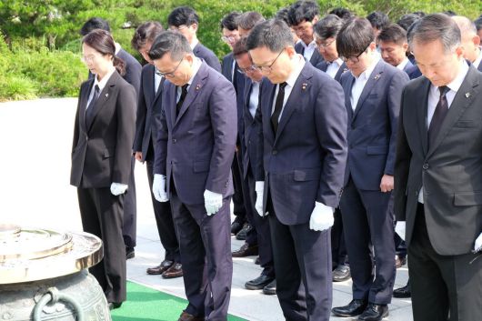 손재일 한화에어로스페이스 한화시스템 대표(오른쪽에서 두 번째)와 어성철 한화오션 특수선사업부장(왼쪽에서 두 번째)이 임직원들과 함께 19일 국립서울현충원에서 참배하고 있다.