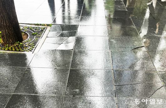 이달 20일 서울 영등포구 여의동 여의도역 4번 출구 인근의 보도블록이 여기저기 갈라지거나 깨져 있다. 여의동은 동아일보 히어로콘텐츠팀이 만든 서울시 싱크홀 안전지도에서 안전도가 가장 낮은 5등급으로 나타났다. 이 지점은 지하철 굴착 공사 현장과 불과 20m 떨어져 있었다. 히어로콘텐츠팀