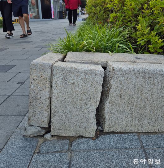 이달 22일 서울 강남구 삼성동 삼성역 5번 출구 근처에 경계석이 깨져있다. 영동대로 복합환승센터 공사장과 인접한 이곳은 보도블럭이 깨지거나 계단이 침하된 모습을 쉽게 볼 수 있다. 히어로콘텐츠팀