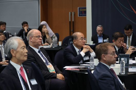 부산대 최재원 총장(가운데)이 APEC 대학리더스포럼 행사에서 세션별 주제 발표 등을 유심히 듣고 있다. 부산대 제공