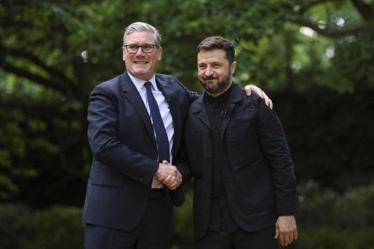 볼로디미르 젤렌스키(오른쪽) 우크라이나 대통령과 키어 스타머 영국 총리가 23일(현지 시간) 런던 총리 관저에서 만나 악수하고 있다. 두 정상은 정상회담 후 양국이 방위산업 공동생산에 나서기로 했다고 밝혔다. 이날 젤렌스키 대통령은 평소의 군복 대신 검은색 재킷을 입었다. 2025.06.24. [런던=AP/뉴시스]