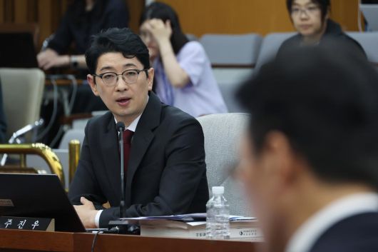 주진우 국민의힘 의원이 24일 서울 여의도 국회에서 열린 김민석 국무총리 후보자 인사청문회에서 김 후보자에게 질의하고 있다. 2025.06.24.  서울=뉴시스