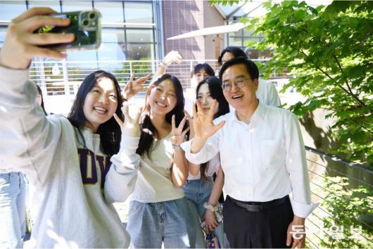 김동연 경기도지사가  지난헤 5월 경기청년 사다리 프로그램 멘토링에 참여한 미국 워싱턴대 한인 학생과 함께 기념 촬영을 하고 있다. 경기도 제공