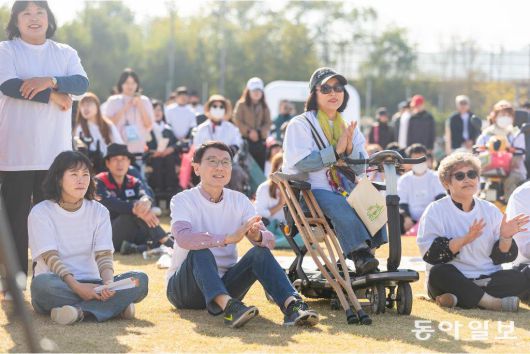 지난해 11월 경기 시흥시 갯골생태공원에서 ‘장애인 기회소득, 360도 어디나 돌봄 행사’에[서 김성중 행정1부지사가 참가자들과 함께 축하공연을 보고 있다. 경기도 제공