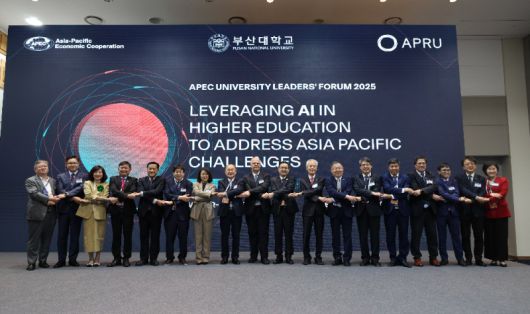 지난달 제주에서 열린 부산대 주관 2025 APEC 대학리더스포럼에 참석한 글로벌 기업, 대학 관계자들이 손을 맞잡고 협력과 상생을 다짐하고 있다. 부산대 제공
