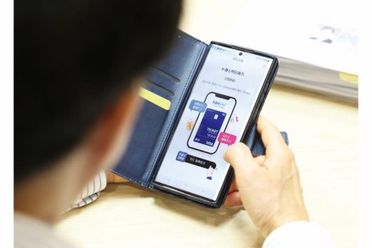 김동연 경기도지사가 2024년 4월, 경기도청 집무실에서 The 경기패스 전용 카드를 신청하고 있다. 경기도 제공