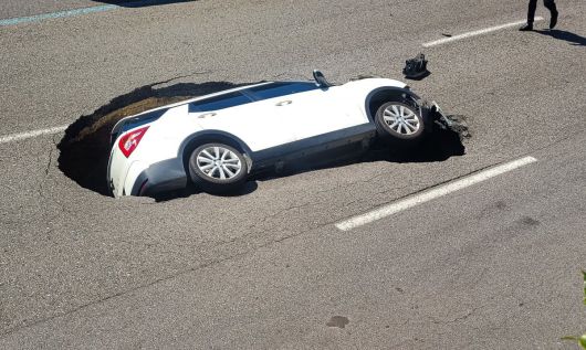 지난해 8월 29일 서울 서대문구 연희동 차도에서 폭 4m, 깊이 2.5m 싱크홀이 발생해 승용차가 빠져 있다. 이 사고로 1명이 사망하고 1명이 다쳤다. 이 도로 인근에는 2020년부터 사천 빗물펌프장 유입관로 신설 공사가 진행 중이다. 올 1월에도 이곳에서 500m 떨어진 곳에서 싱크홀이 생겼다. 연희동은 히어로팀이 제작한 ‘싱크홀 안전지도’에서 안전도가 낮은 4등급이다. 뉴스1