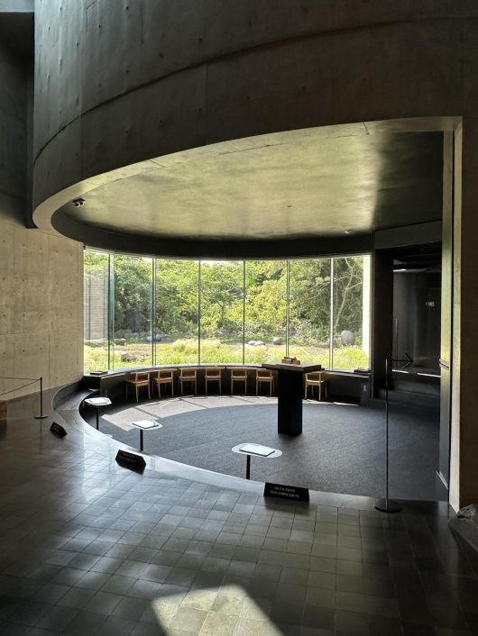 노출콘크리트와 검은색 화강석, 목재 등이 만들어 내는 차분함과 창을 통해 보이는 제주도 풍경이 어우러져 이 공간의 절묘한 분위기를 빚어낸다. 김대균 대표 제공