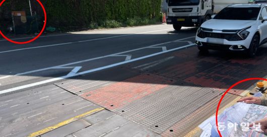 설계상 계측기가 설치돼야 하는 지점(오른쪽 아래)과 실제 설치지점(왼쪽 위)이 2개 차로 넓이(약 6m) 떨어져 있다. 현장 관계자들은 설계상 계측기 위치가 차도 위라 설치와 점검이 어려워 차도 옆 공터에 설치했다고 설명했다. 히어로콘텐츠팀