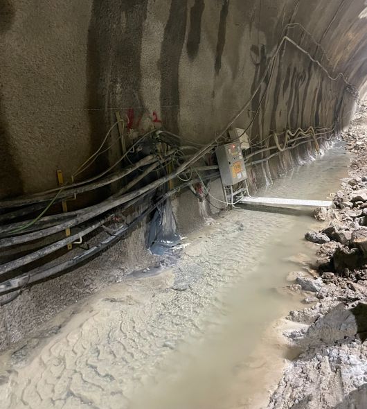 경기도 한 지하철 터널 굴착공사현장. 터널 가장자리 부분에 물이 고여있다. 터널 공사는 물을 완전히 막는 방수형과 들어오는 물을 펌프로 빼내는 배수형으로 구분되는데 배수형의 공사비가 더 저렴하다. 국내 도심지 터널의 90% 이상이 이렇게 물을 빼내는 방식을 택한다. 히어로콘텐츠팀
