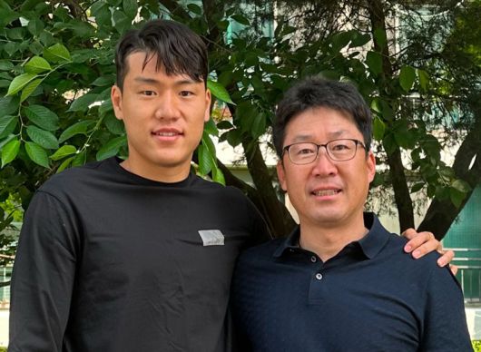 한국 축구 역대 네 번째로 부자 축구 국가대표 발탁의 기록을 쓴 이호재(왼쪽)와 아버지 이기형 옌볜 룽딩 감독. 이호재 제공