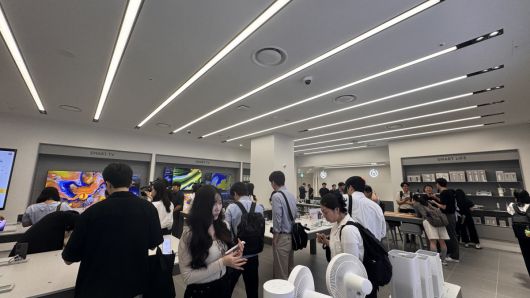 시민들이 25일 정식 오픈 전인 샤오미 IFC몰 여의도점을 방문해 제품들을 살펴보고 있다.윤우열 기자 cloudancer@donga.com