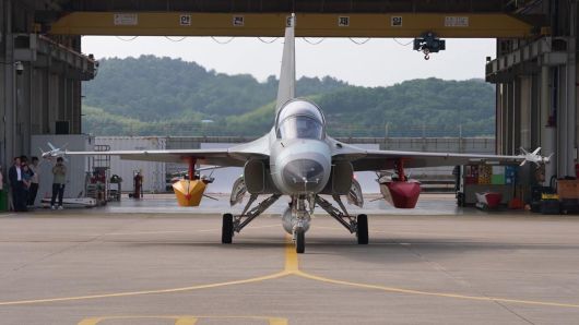 이륙직전 비행 안정성을 맞추기 위해 더미탄과 장거리 공대지 유도탄(천룡)을 장착한 우리공군의 FA-50 시험기. 방위사업청 제공