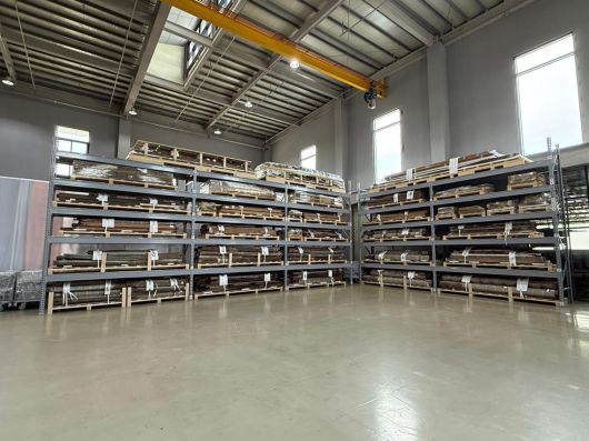 기와와 석재, 목재 부재가 순차적으로 들어와 경기 파주시 전통건축수리기술진흥재단 수장고에 보관돼 있다. 국가유산청 제공