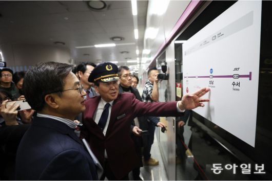 김동연 경기도지사가 2024년 3월, GTX A노선 동탄역 지하 6층 승강장을 방문해 현장을 확인하고 있다. 경기도 제공