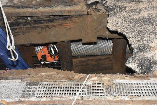 2019년 12월 22일 서울 영등포구 여의동 여의도역-파크원 지하보도 공사 현장에서는 폭 2.5m, 깊이 2.5m 싱크홀로 작업자 1명이 사망했다. 여의동은 동아일보 히어로콘텐츠팀이 한국지하안전협회와 제작한 ‘서울시 싱크홀 안전지도’에서 안전도가 낮은 5등급이었다. 동아일보DB