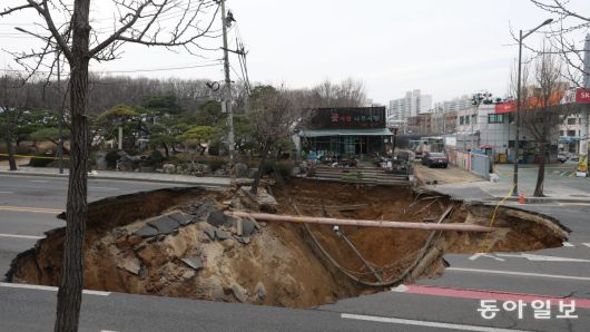 올 3월 24일 서울 강동구 명일2동 싱크홀 사고 현장. 이 곳 인근에는 지하철 9호선 연장 공사가 진행 중이었다. 지하안전특별법상 지하 10m 이상을 굴착하는 공사는 전문 업체로부터 지하안전에 미칠 영향성을 평가받는 지하안전영향평가를 받는다. 이 지하철 공사 역시 지하안전평가를 받았다. 하지만 지반 조건이 가장 취약한 구간으로 지적된 곳에 대한 지반 안정성 해석이 꼼꼼히 되지 않았다는 문제가 지적됐다. 히어로콘텐츠팀