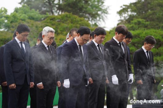 이용배 현대로템 대표이사(왼쪽 4번째)와 임직원들이 참배하고 있다.