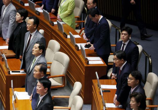 국민의힘 김용태 비상대책위원장과 송언석 원내대표 등 의원들이 26일 서울 여의도 국회에서 열린 본회의에서 시정연설을 하기 위해 이재명 대통령이 입장하자 일어서서 그를 지켜보고 있다. 2025.06.26 사진공동취재단/박형기 기자 oneshot@donga.com