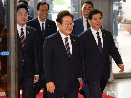 이재명 대통령이 26일 서울 여의도 국회에서 열린 추가경정예산안 시정연설을 위해 들어서고 있다. 사진공동취재단/박형기 기자 oneshot@donga.com