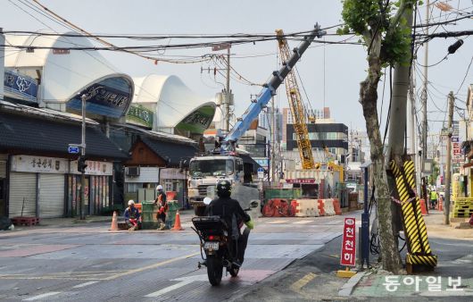 지난달 28일 부산 사상구에서 한 시민이 ‘사상~하단선’ 지하철 공사 현장 인근을 지나고 있다. 히어로콘텐츠팀