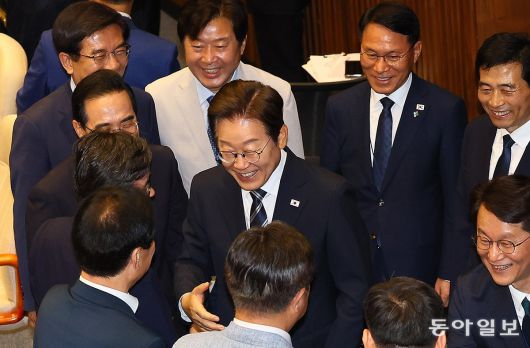 이재명 대통령이 26일 국회 본회의장에서 취임 후 첫 추가경정예산(추경) 시정연설을 마친 뒤 국민의힘 의원들과 악수를 하고 있다. 2025.6.26. 대통령실사진기자단/송은석 기자 silverstone@donga.com