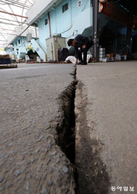 지난달 28일 부산 사상구 감전동 새벽시장에서 상인회 관계자가 바닥에 난 균열을 가리키고 있다. 시장 상인들은 인근에 ‘사상~하단선’ 지하철 공사가 시작된 뒤 시장 바닥과 건물 기둥 곳곳에 균열이 가기 시작했다고 토로했다. 히어로콘텐츠팀