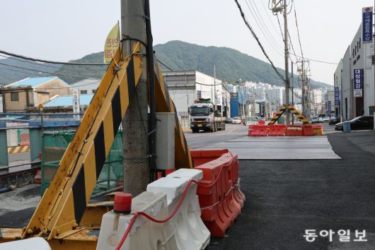 지난달 28일 부산 사상구 ‘사상~하단선’ 지하철 공사 현장 인근 전봇대에 넘어지는 것을 막기 위한 철제 구조물이 설치돼 있다. 공사 현장 인근에는 이 같은 구조물이 곳곳에 설치돼 있다. 히어로콘텐츠팀