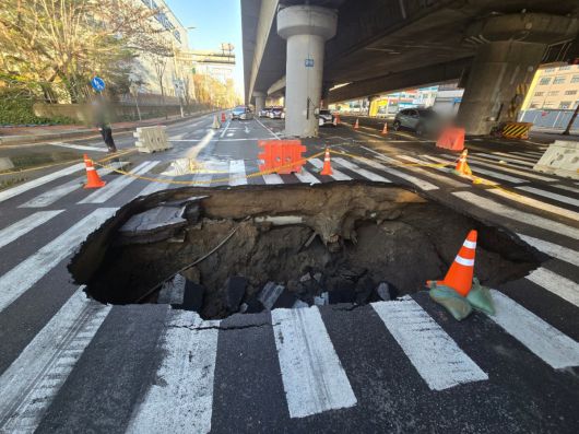 올 4월 13일 부산 사상구 ‘사상~하단선’ 지하철 공사 현장 인근 횡단보도에서 깊이 5m 규모의 대형 싱크홀이 발생했다. 부산=뉴시스