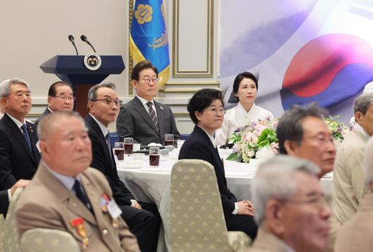 이재명 대통령과 부인 김혜경 여사가 27일 청와대 영빈관에서 열린 ‘호국보훈의 달, 대통령의 초대’ 행사에 참석하고 있다. (대통령실통신사진기자단) 2025.06.27. 뉴시스
