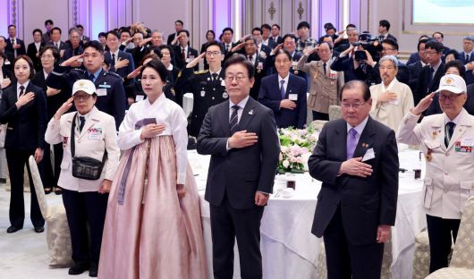 이재명 대통령과 부인 김혜경 여사가 27일 청와대 영빈관에서 열린 ‘호국보훈의 달, 대통령의 초대’ 행사에서 국기에 경례하고 있다. (대통령실통신사진기자단) 2025.06.27.