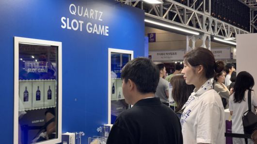 골든블루는 부스에서 관람객들이 다양한 게임을 통해 ‘골든블루 쿼츠(GoldenBlue Quartz)’를 경험할 수 있도록 했다. 윤우열 기자 cloudancer@donga.com