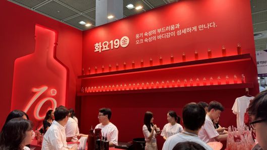 증류식 소주 브랜드 화요는 이번 박람회에서 10년 만에 출시한 신제품 ‘화요19金(금)’을 최초로 공개하며 시음 행사를 진행했다. 윤우열 기자 cloudancer@donga.com