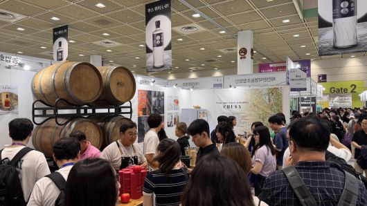 예산 사과를 활용한 브랜디 ‘추사’ 부스에 많은 관람객들이 시음을 하기 위해 줄을 서고 있다. 윤우열 기자 cloudancer@donga.com