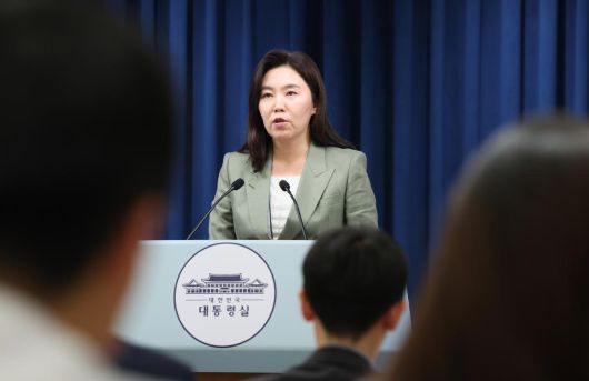 강유정 대통령실 대변인이 27일 서울 용산구 대통령실에서  브리핑을 하고 있다.  뉴스1