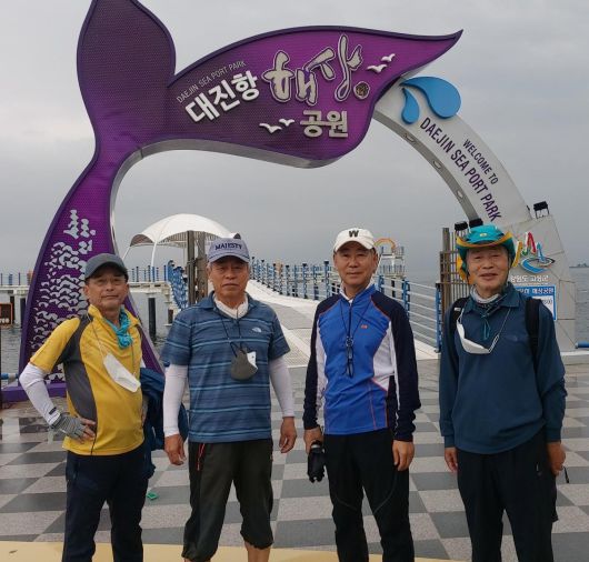 서울 휘문고 60회 동기동창 임정국 최동주 김익원 정태성(왼쪽부터)가 강원 고성 대진항에서 포즈를 취했다. 정태성 씨 제공.