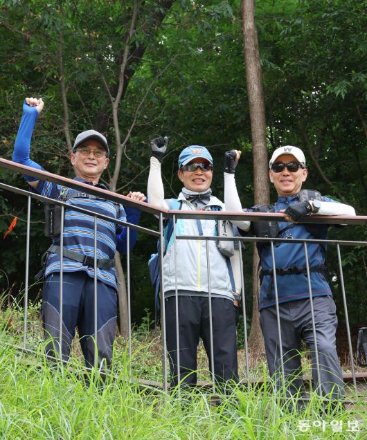 서울 휘문고 60회 동기동창 임정국 정태성  김익원 씨(왼쪽부터)가 서울 대모산을 오르다 포즈를 취했다. 신원건 기자 laputa@donga.com