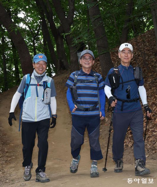 서울 휘문고 60회 동기동창 정태성 임정국 김익원 씨(왼쪽부터)가 서울 대모산을 즐겁게 오르고 있다. 75세 동갑내기인 이들은 2021년부터 대한민국 한 바퀴 4544km를 돌기 시작해 올해 4월 완보에 성공했다. 신원건 기자 laputa@donga.com
