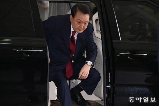 윤석열 전 대통령이 28일 오전 대면 조사를 받기 위해 서울 서초구 서울고검에 마련된 내란특검 사무실로 출석하고 있다. 송은석 기자 silverstone@donga.com