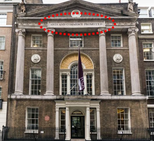 영국 왕립미술협회 건물 정면 대리석 명판에는 ‘미술과 상업을 증진한다(Art and Commerce Promoted·점선 안)’라고 쓰여 있다. 사진 출처 왕립미술협회