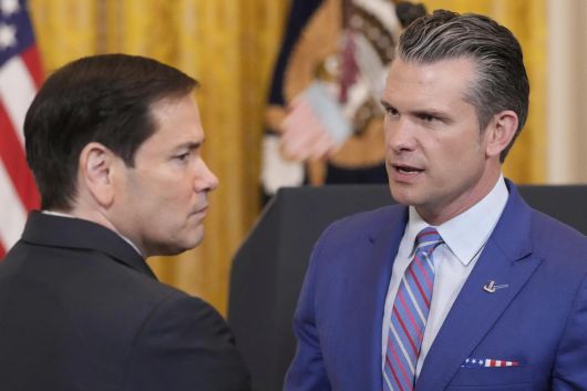 루비오 국무장관(왼쪽)과 헤그세스 국방장관. 워싱턴=AP 뉴시스