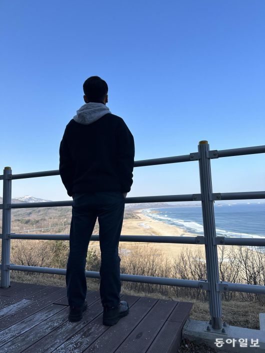 한국에서 새로운 삶을 시작한 지 두 달 뒤인 2023년 12월, 강원도 고성통일전망대에서 북한을 바라보는 차영철 씨.