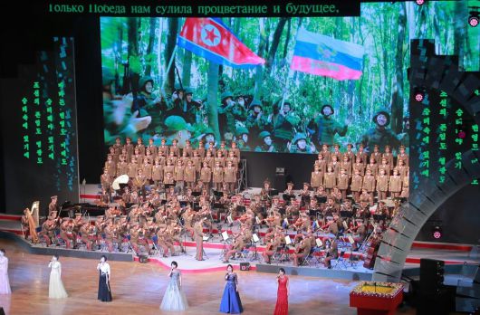 북한 노동당 기관지 노동신문은 30일 북러조약 체결 1주년을 맞아 김정은 북한 노동당 총비서가 올가 류비모바 러시아 문화상을 졉견하고 예술 공연을 관람했다고 보도했다. (평양 노동신문=뉴스1)