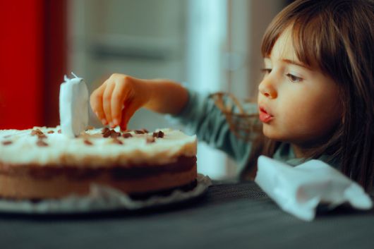 미국의 한 여성이 6세, 10세, 15세 자녀에게 대마초 성분(THC)이 들어간 간식을 먹이고 전자담배를 사용하게 한 혐의로 징역 120일형을 선고받았다. 해당 여성은 “마약의 위험성을 직접 체험하게 해 아이들이 스스로 멀리하도록 하기 위해서였다”고 진술했으나, 법원은 총 24건의 아동 유해 및 마약 투여 혐의를 적용해 실형을 선고했다. (사진=게티이미지뱅크.)