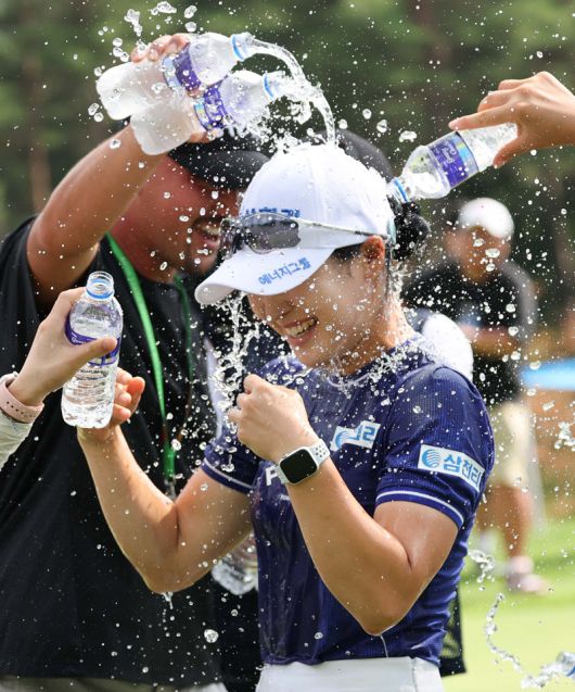 축하 물세례… 이보다 좋을 순 없다 고지우가 29일 강원 평창 버치힐 컨트리클럽에서 열린 한국여자프로골프(KLPGA)투어 맥콜·모나 용평 오픈에서 3라운드 최종 합계 23언더파 193타로 우승한 뒤 동료들에게 축하 물세례를 받고 있다. 2년 전 이 대회에서 투어 첫 우승을 차지했던 고지우는 올해 대회에선 54홀 최소타 타이 기록으로 투어 3승째를 챙겼다. KLPGA 제공
