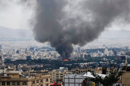 6월 16일(이하 현지 시간) 이스라엘의 공습으로 이란 테헤란 시내에서 연기가 피어오르고 있다. GETTYIMAGES