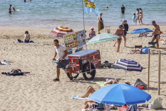 지난달 30일(현지 시간) 프랑스 남서부 생장드뤼즈 해변에서 한 노점상이 아이스크림을 팔고 있다. 프랑스 전역에서 40도를 웃도는 폭염이 기록된 가운데 프랑스 기상청은 이번 주 중반까지 일부 지역에서 40도를 넘는 고온 현상이 지속할 것으로 예보했다. 2025.07.01. [생장드뤼즈=AP/뉴시스]